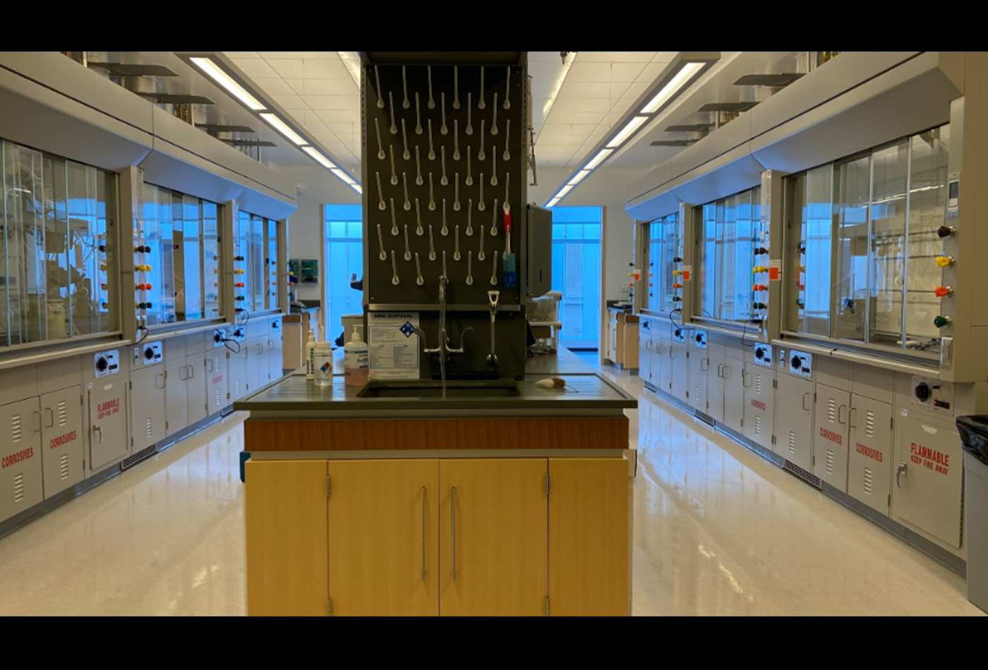 An image of an immaculate lab bay.
